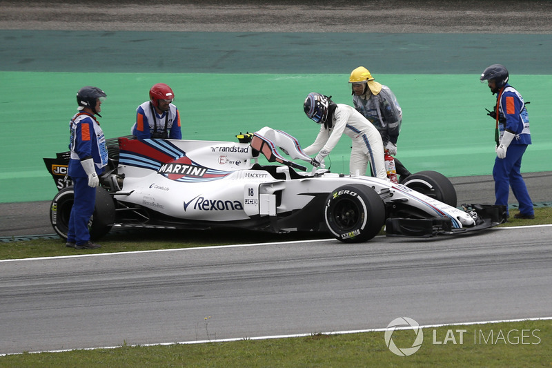 Oficiales recuperan el coche de Lance Stroll, FW40 Williams después de parar en la pista en la PL3