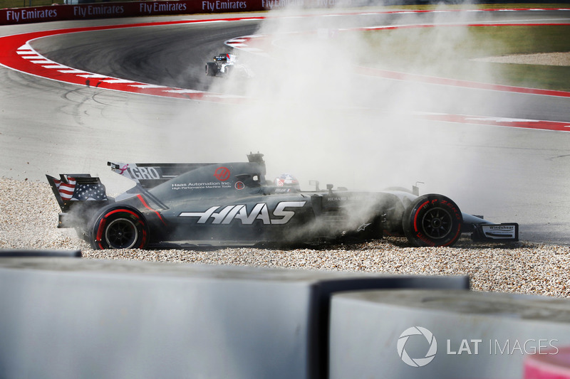 Romain Grosjean, Haas VF-17, trompea y sale a la grava