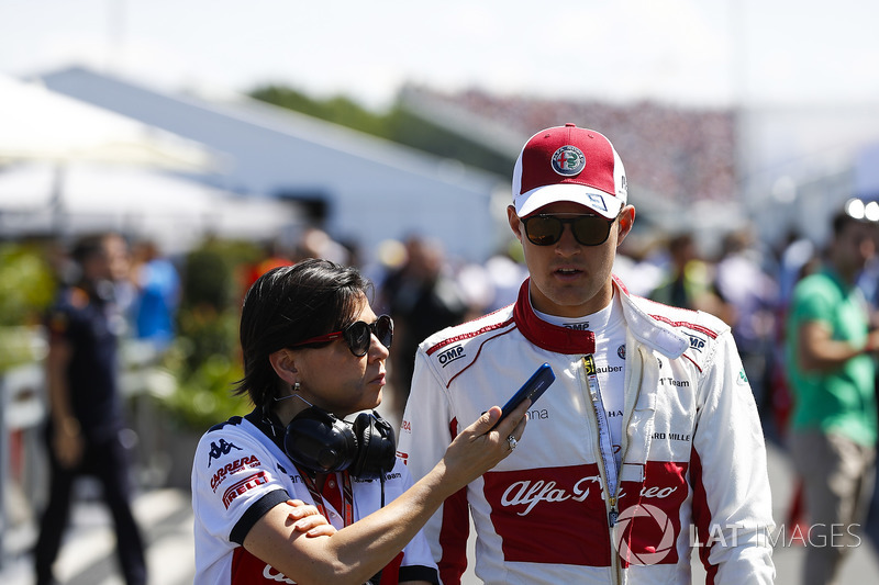 Marcus Ericsson, Sauber, parla con un'addetta stampa durante le qualifiche