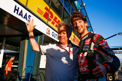 Gene Haas, Haas Automotion Präsident, feiert den 6. Platz im Debut für das Team und Romain Grosjean,