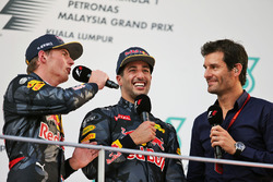 Max Verstappen, Red Bull Racing en el podio con Daniel Ricciardo, Red Bull Racing y Mark Webber, pil
