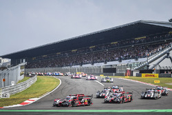 Start: #7 Audi Sport Team Joest Audi R18: Marcel Fässler, Andre Lotterer leidt