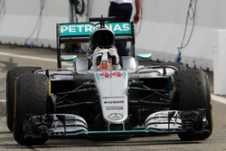 Il vincitore della gara Lewis Hamilton, Mercedes AMG F1 W07 Hybrid festeggia al suo ingresso nel par