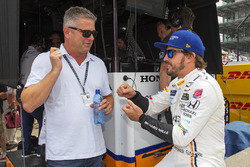 Фернандо Алонсо, Andretti Autosport Honda, говорить з Жилем де Ферраном