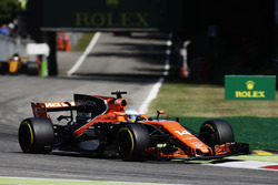 Fernando Alonso, McLaren MCL32, Jolyon Palmer, Renault Sport F1 Team RS17
