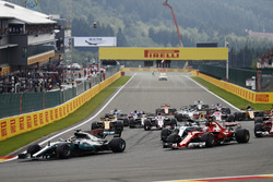 Start action, Lewis Hamilton, Mercedes AMG F1 W08 leads