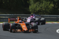 Stoffel Vandoorne, McLaren MCL32, Esteban Ocon, Sahara Force India F1 VJM10