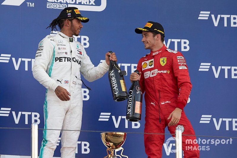 Le vainqueur Lewis Hamilton, Mercedes AMG F1, et le troisième, Charles Leclerc, Ferrari, sur le podium