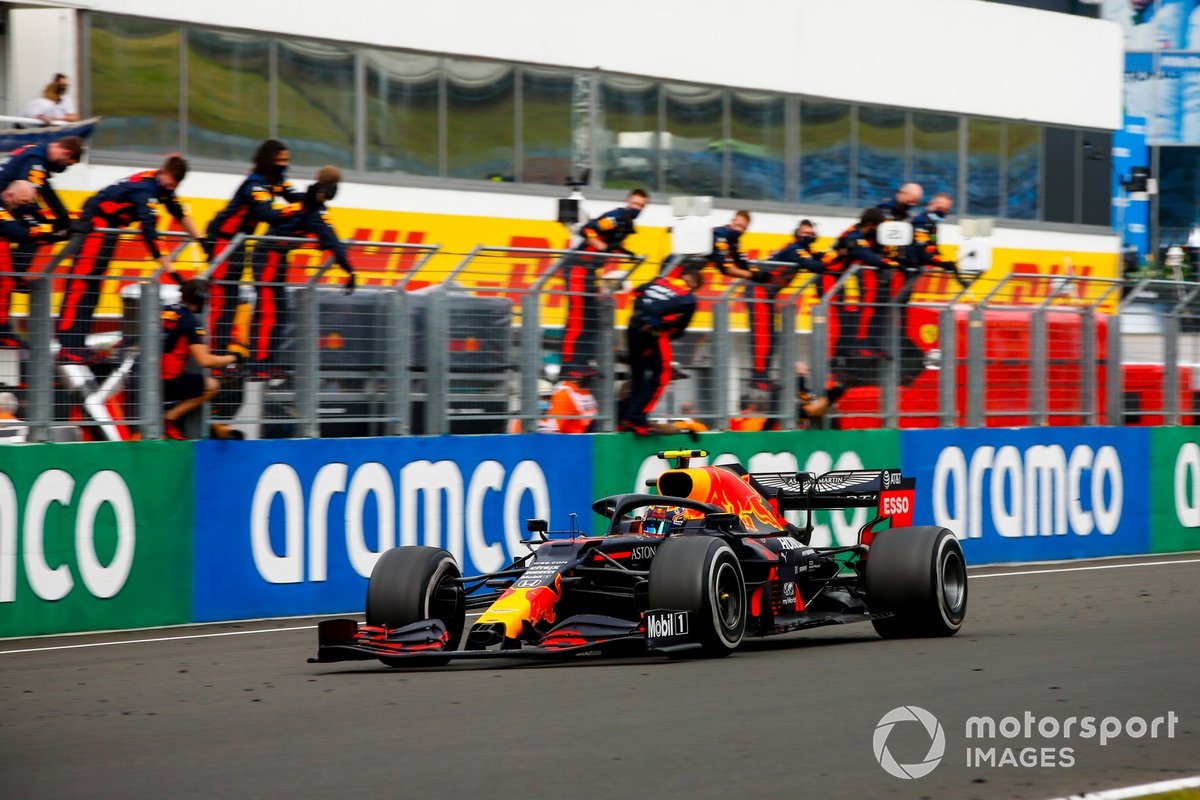 Max Verstappen, Red Bull Racing RB16 crosses the finish line with his team celebrating