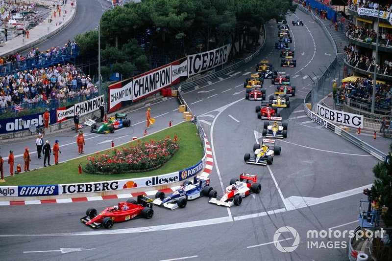 Alain Prost, Ferrari 641/2, heads Jean Alesi, Tyrrell 019 Ford, Gerhard Berger, McLaren MP4-5B Honda leads at the start