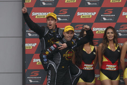 Yarış galibi David Reynolds, Luke Youlden, Erebus Motorsport Holden