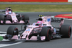 Esteban Ocon, Sahara Force India F1 VJM10, Sergio Perez, Sahara Force India F1 VJM10
