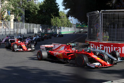 Kimi Raikkonen, Ferrari SF70H ve Valtteri Bottas, Mercedes AMG F1 F1 W08