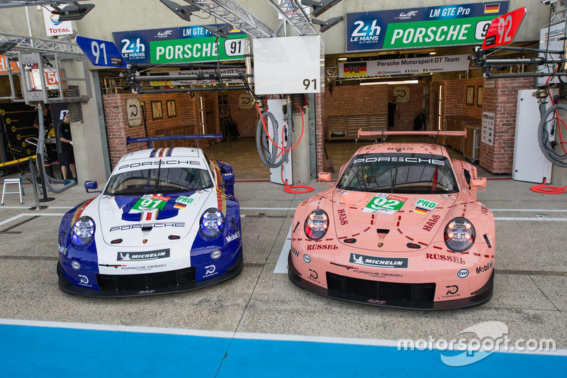 Машини #92 Porsche GT Team Porsche 911 RSR та #91 Porsche GT Team Porsche 911 RSR у спеціальній лівреї