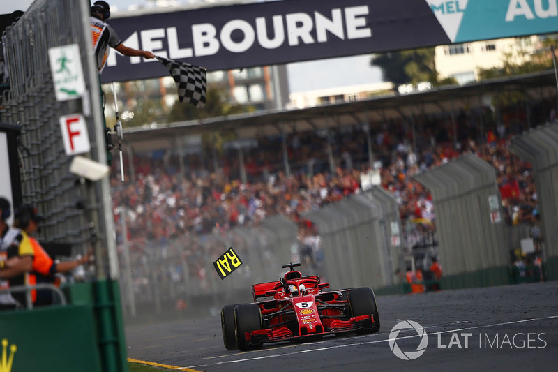 Sebastian Vettel, Ferrari SF71H, prende la bandiera a scacchi e conquista la vittoria, mentre cade un pezzo di una tabella Ferrari