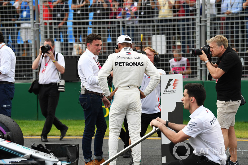 Lewis Hamilton, Mercedes-AMG F1 parla con Will Buxton, nel parco chiuso