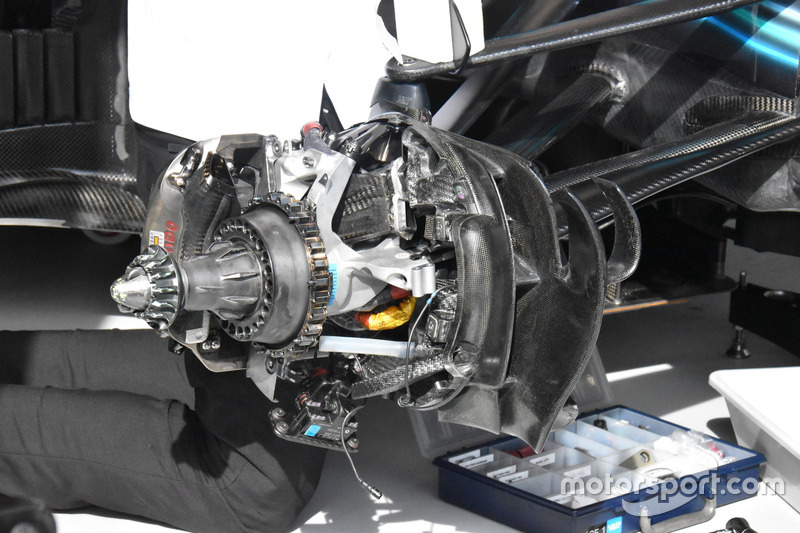 Mercedes AMG F1 W09 ön fren detayı