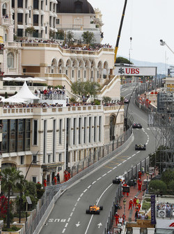 Sebastian Vettel, Ferrari SF71H, follows Sergey Sirotkin, Williams FW41 and Nico Hulkenberg, Renault Sport F1 Team R.S. 18