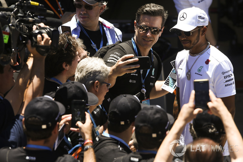 Lewis Hamilton, Mercedes AMG F1 con fans