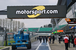 Motorsport.com-Logo in der Boxengasse