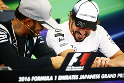(Зліва направо): Льюїс Хемілтон, Mercedes AMG F1 та Фернандо Алонсо, McLaren під час прес-конференці