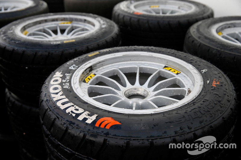 Дощьові шини Hankook