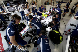 Het team van Williams werkt aan de wagen van Valtteri Bottas, Williams FW38 Mercedes