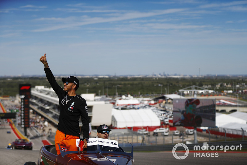 Lewis Hamilton, Mercedes AMG F1, salue le public