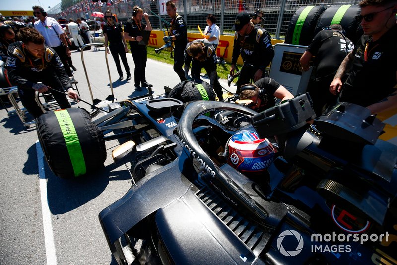 Romain Grosjean, Haas VF-19, arrives on the grid