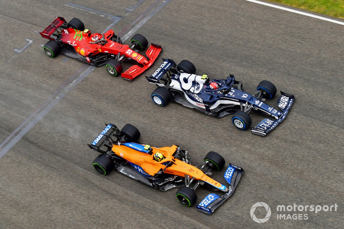Pierre Gasly, AlphaTauri AT02, Lando Norris, McLaren MCL35M, and Carlos Sainz Jr., Ferrari SF21, at the start