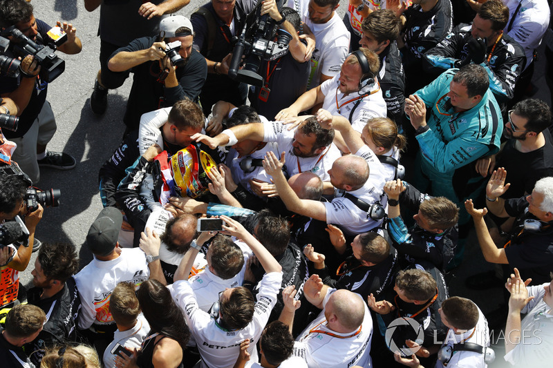 Ganador de la carrera Lewis Hamilton, Mercedes AMG F1