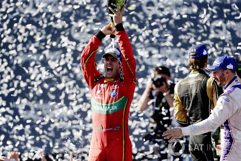 Lucas di Grassi, ABT Schaeffler Audi Sport, rocía la Champaña en el podio