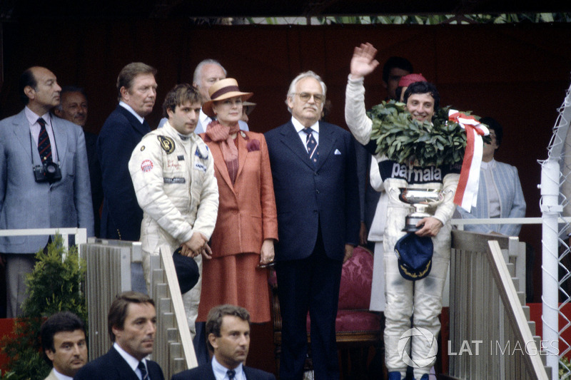 Podio: 1º Riccardo Patrese, Brabham BT49D-Ford Cosworth, 3º Elio de Angelis, Lotus 91-Ford Cosworth, la princesa Grace y el príncipe Rainiero de Mónaco