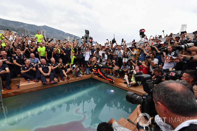 A Red Bull fergeteges monacói medencés partija
