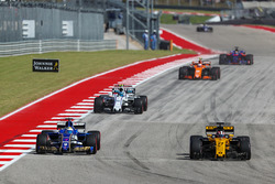 Marcus Ericsson, Sauber C36 and Nico Hulkenberg, Renault Sport F1 Team RS17 battle