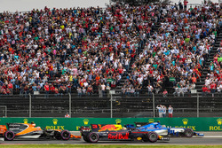 Daniel Ricciardo, Red Bull Racing RB13 ve Pascal Wehrlein, Sauber C36