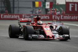Sebastian Vettel, Ferrari SF70H locks up