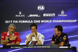 Руководитель Ferrari Маурицио Арривабене, исполнительный директор Mercedes AMG F1 Тото Вольф и руков