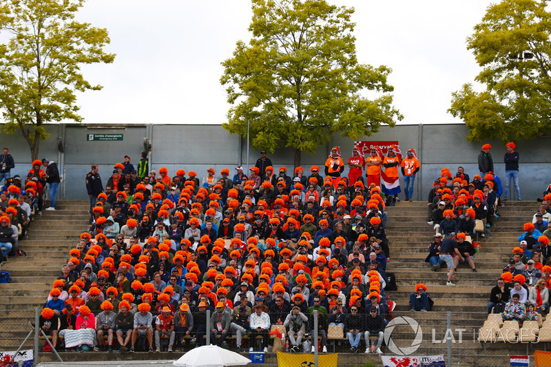 Los fans holandeses de Max Verstappen, Red Bull Racing RB14, usan pelucas naranjas