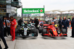 Mercedes-AMG F1 W09 EQ Power+ Валттері Боттаса, Ferrari SF71H Себастьяна Феттеля