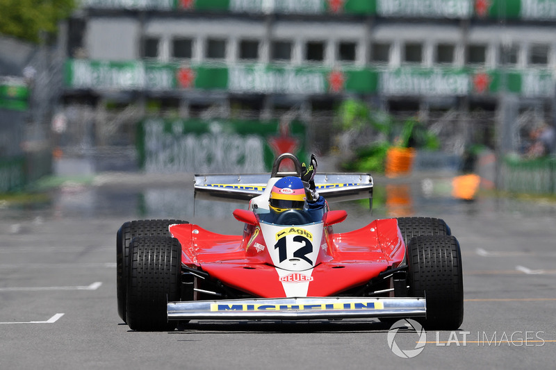 Jacques Villeneuve, conduce el Ferrari 312T3 en el cual su padre ganó el GP de Canadá de 1978