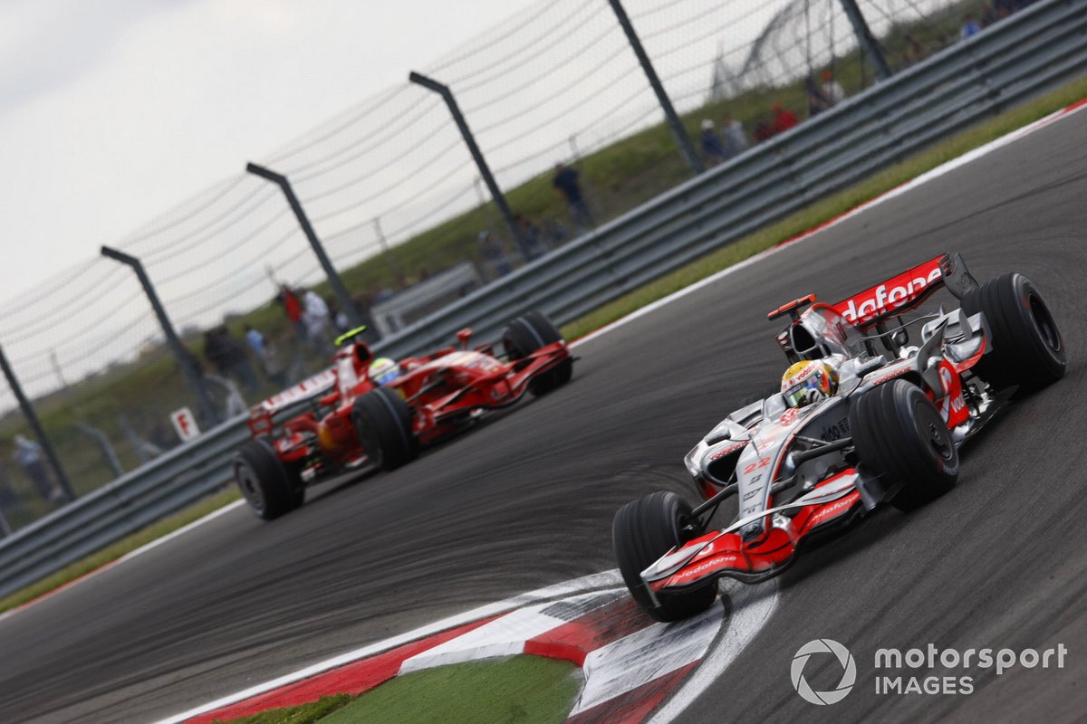 Lewis Hamilton, McLaren MP4-23 Mercedes, devant Felipe Massa, Ferrari F2008