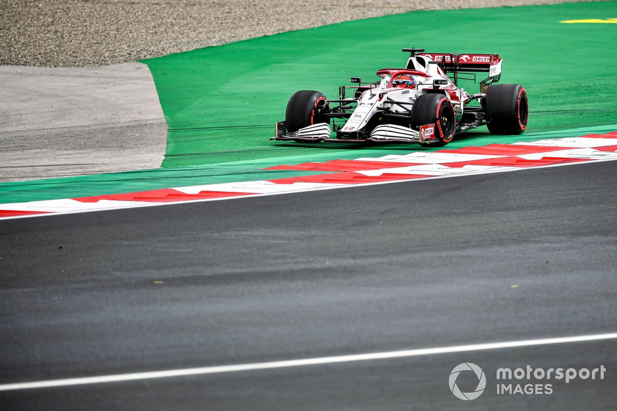 Kimi Raikkonen, Alfa Romeo Racing C41, runs wide