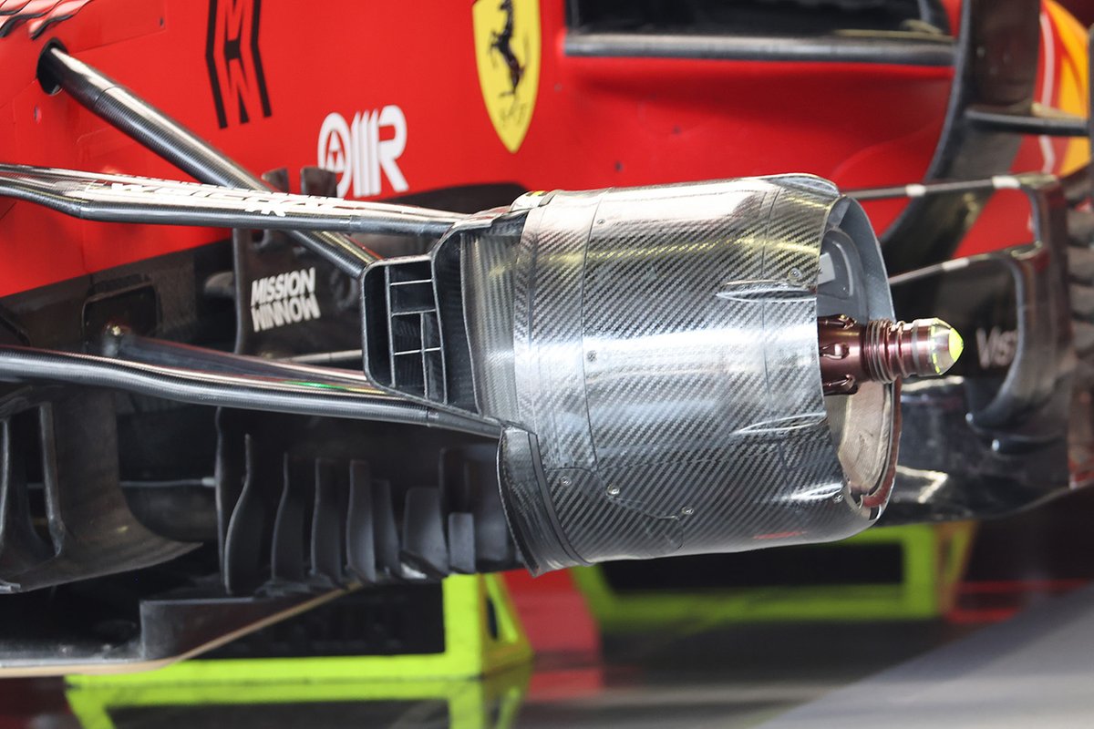 Dettaglio dei cestelli dei freni chiusi della Ferrari SF21