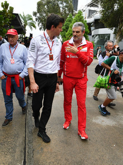 Керівник Mercedes AMG F1 Тото Вольфф, керівник команди Ferrari Мауріціо Аррівабене