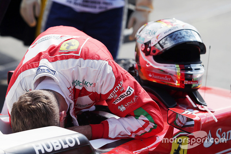Sebastian Vettel, Ferrari SF16-H spins off the circuit in the second practice session