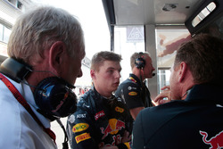 (L naar R): Dr Helmut Marko, Red Bull Motorsport Consultant met Max Verstappen, Red Bull Racing en C
