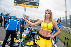 Grid girl, Alessio Lorandi, Carlin Dallara F312 - Volkswagen