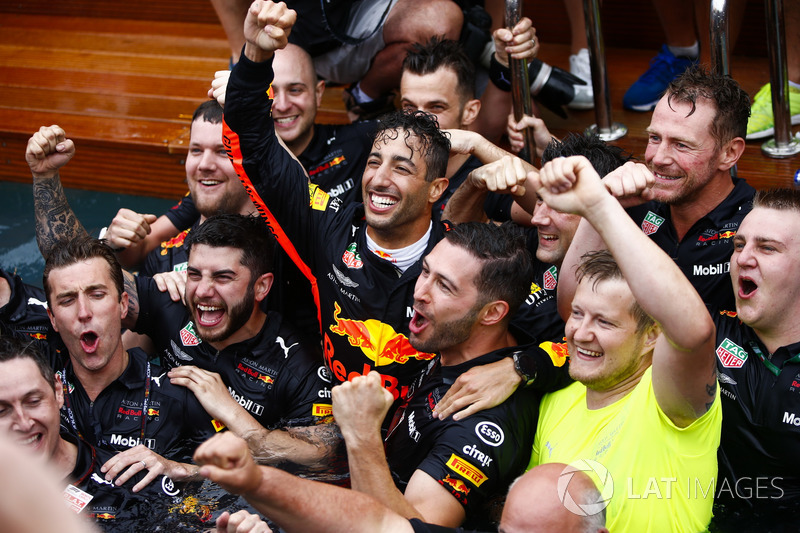 Daniel Ricciardo, Red Bull Racing, celebra la victoria en la piscina de la estación de Red Bull Energy con los miembros del equipo