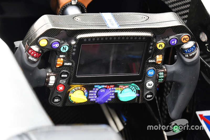 Mercedes-Benz F1 W08 direksiyon detay